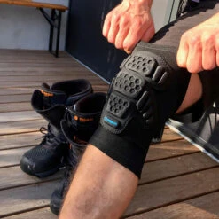Amplifi Knee Sleeve – Kniebeschermer -Berg en Board Winkel AMPLIFI KneeSleeve puton 665x.progressive 1